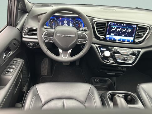 Used 2025 Chrysler Pacifica Select FWD image 11
