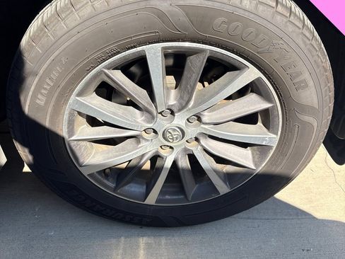 Used 2019 Toyota Highlander XLE FWD image 20