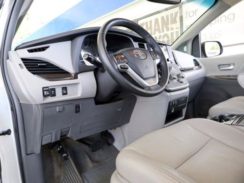 Used 2015 Toyota Sienna XLE FWD image 40