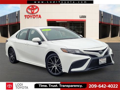 Used 2020 Toyota Camry SE image 1
