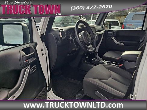 Used 2017 Jeep Wrangler Unlimited Sahara w/ Connectivity Group image 15