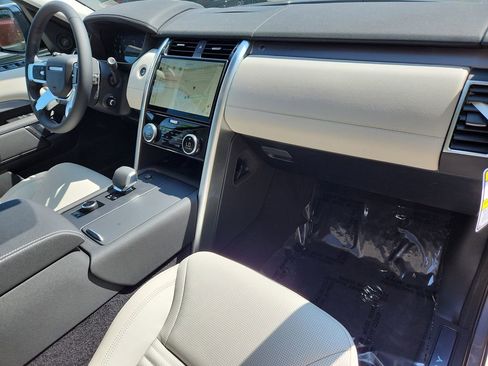 New 2025 Land Rover Discovery Dynamic SE image 29