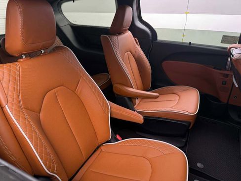 New 2026 Chrysler Pacifica Pinnacle image 21