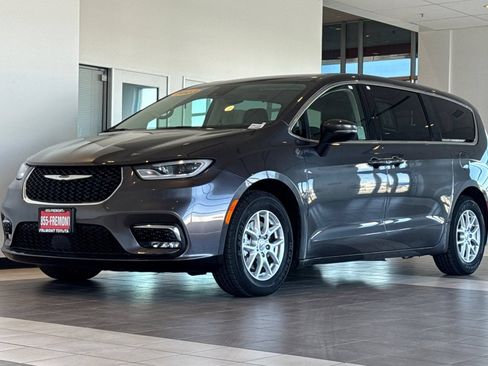 Used 2023 Chrysler Pacifica Touring-L FWD image 8