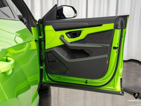 Used 2025 Lamborghini Urus SE image 44