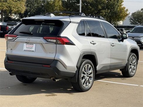 Used 2023 Toyota RAV4 XLE Premium image 4