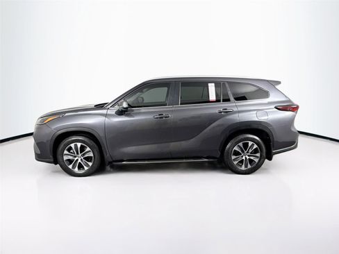 Certified 2024 Toyota Highlander XLE image 9