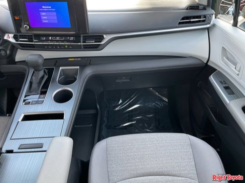 Certified 2026 Toyota Sienna LE FWD image 19