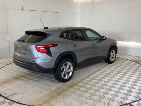 Used 2024 Chevrolet Trax LS w/ LS Convenience Package FWD image 3