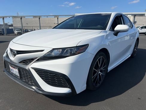 Used 2023 Toyota Camry SE image 3