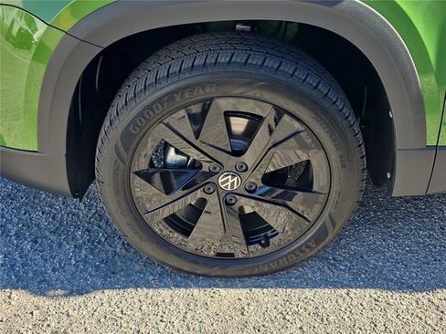 New 2026 Volkswagen Taos SE image 6