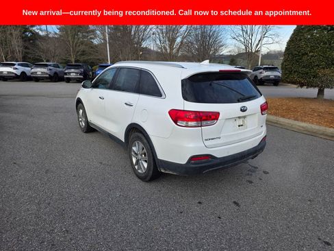 Used 2016 Kia Sorento LX w/ LX Convenience Package image 3