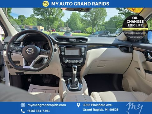 Used 2017 Nissan Rogue Sport SL w/ SL Premium Package AWD/4WD image 12