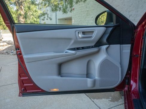 Used 2015 Toyota Camry SE FWD image 7