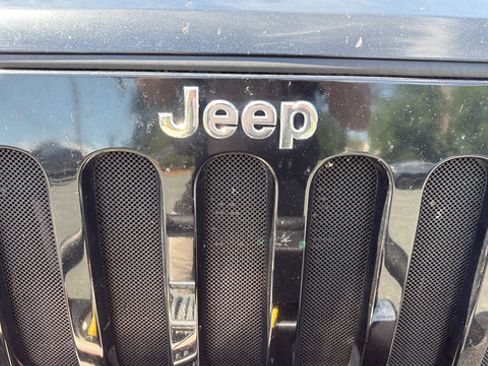 Used 2014 Jeep Wrangler Unlimited Sahara w/ Dual Top Group AWD/4WD image 10
