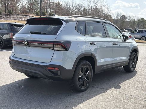 New 2026 Volkswagen Taos SE image 5