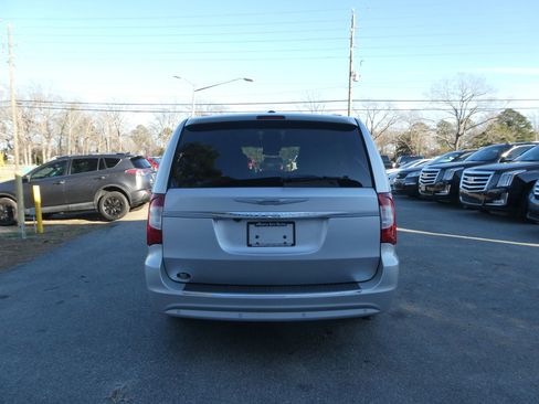 Used 2011 Chrysler Town & Country Touring-L w/ Entertainment Group #2 image 6