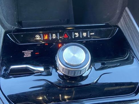 Used 2023 Jeep Wagoneer L Series II image 27