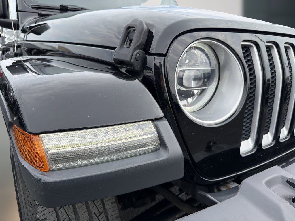 Used 2018 Jeep Wrangler Unlimited Sahara AWD/4WD image 8