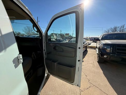 Used 2012 GMC Savana 2500 Extended RWD image 11
