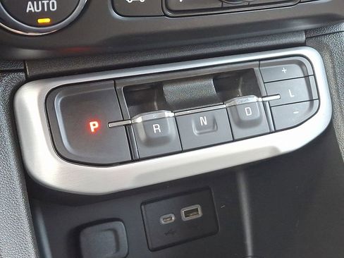 Used 2023 GMC Acadia SLE image 15