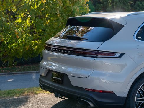 Certified 2024 Porsche Cayenne image 13