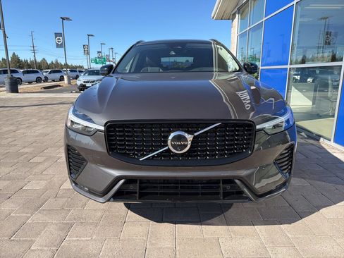 Used 2025 Volvo XC60 B5 Plus AWD/4WD image 3