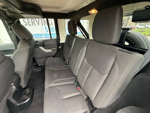 Used 2016 Jeep Wrangler Unlimited Sahara w/ Connectivity Group AWD/4WD image 27