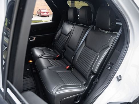 Used 2023 Land Rover Discovery Metropolitan Edition AWD/4WD image 18