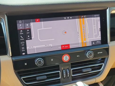 Certified 2025 Porsche Macan AWD/4WD image 30