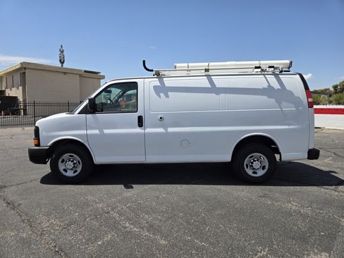 Used 2013 Chevrolet Express 2500 RWD image 2
