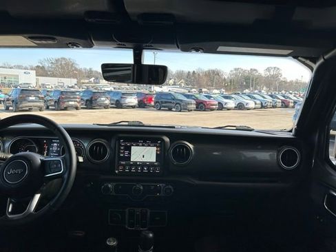 Used 2018 Jeep Wrangler Unlimited Sahara image 17