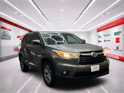 Used 2015 Toyota Highlander XLE image 2