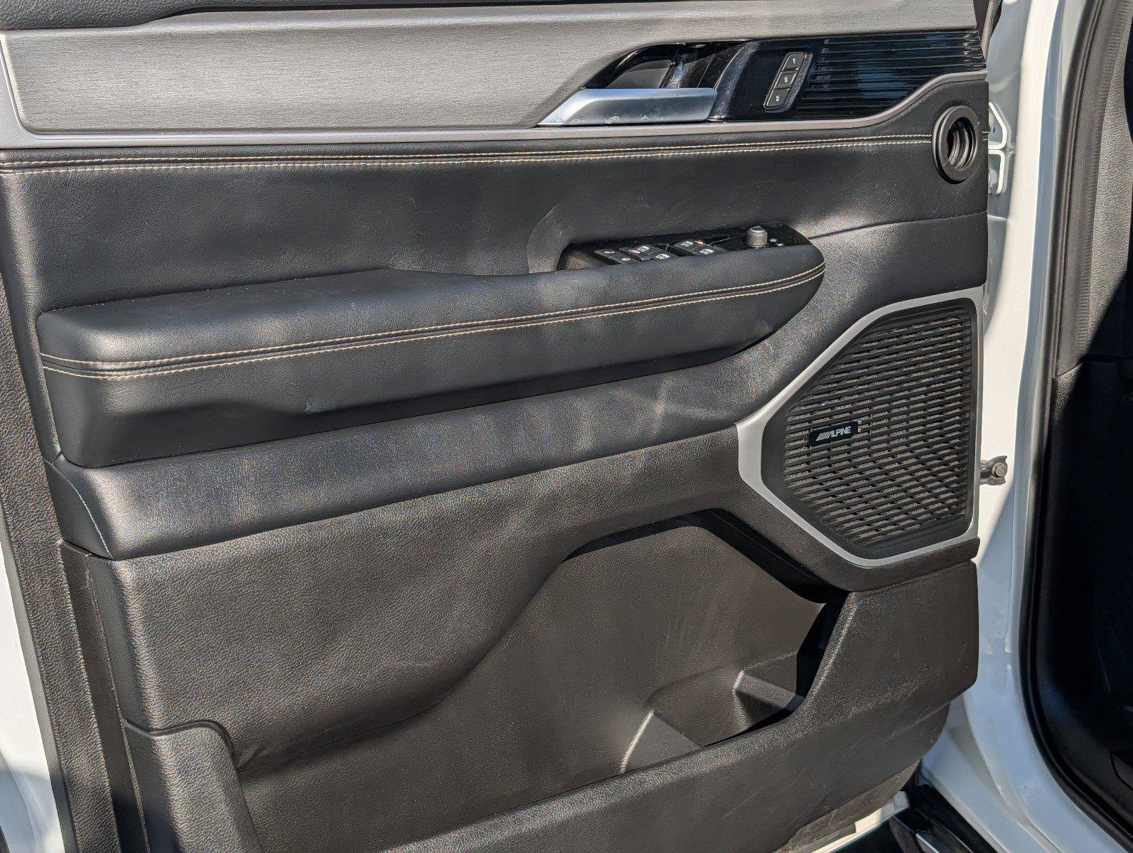 Used 2025 Jeep Wagoneer Series II AWD/4WD image 14