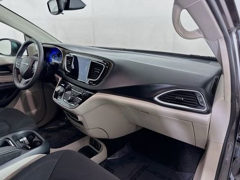 Used 2017 Chrysler Pacifica Touring Plus w/ Tire & Wheel Group FWD image 28