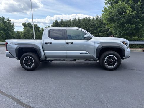 Certified 2025 Toyota Tacoma TRD Off-Road AWD/4WD image 13