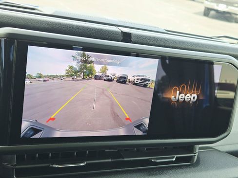 Used 2025 Jeep Gladiator Sport AWD/4WD image 30