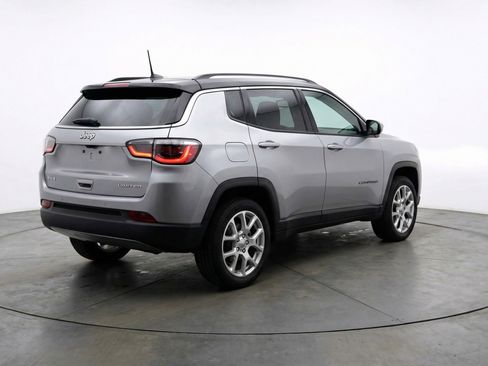 Used 2025 Jeep Compass Limited image 9