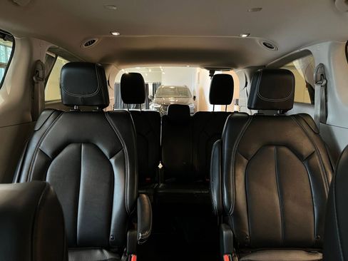 Used 2024 Chrysler Pacifica Touring-L image 40