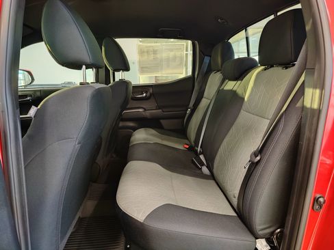 Used 2021 Toyota Tacoma TRD Sport image 12