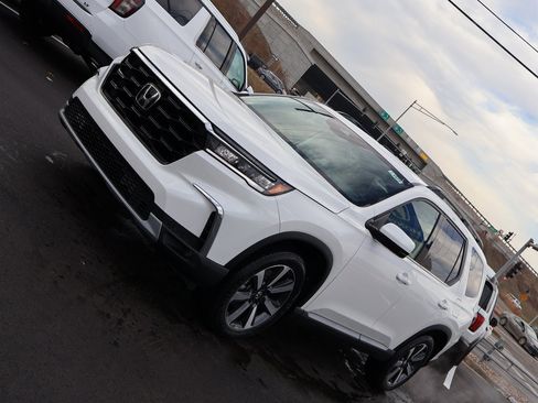 New 2025 Honda Pilot Touring image 3