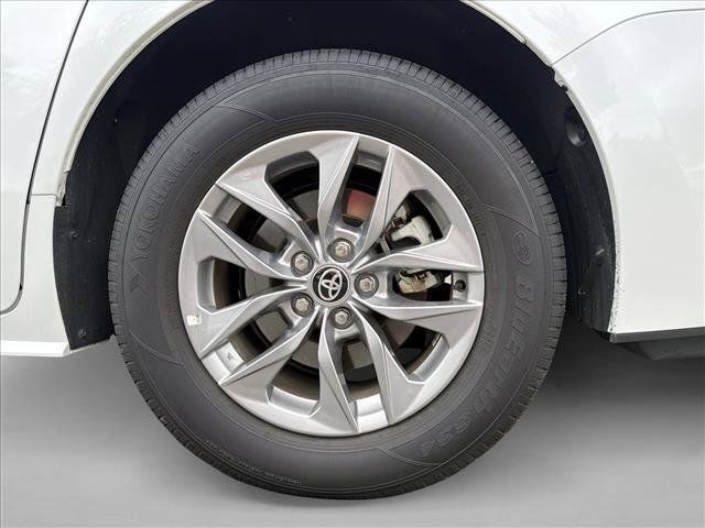 Used 2025 Toyota Sienna XLE AWD/4WD image 9