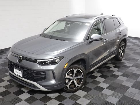 Used 2026 Volkswagen Tiguan SE w/ Panoramic Sunroof Package AWD/4WD image 2