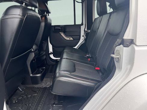 Used 2016 Jeep Wrangler Unlimited Sahara image 23