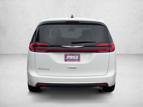 Used 2024 Chrysler Pacifica Touring-L image 7