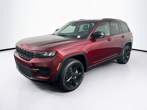Used 2023 Jeep Grand Cherokee Altitude AWD/4WD image 3