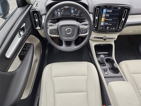Used 2021 Volvo XC40 T5 Momentum w/ Premium Package image 11