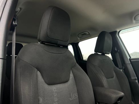 Used 2017 Jeep Renegade Latitude w/ Popular Equipment Group AWD/4WD image 18
