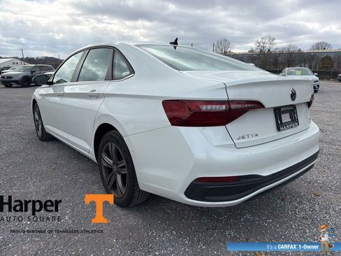 Used 2023 Volkswagen Jetta SE w/ Panoramic Sunroof Package image 3