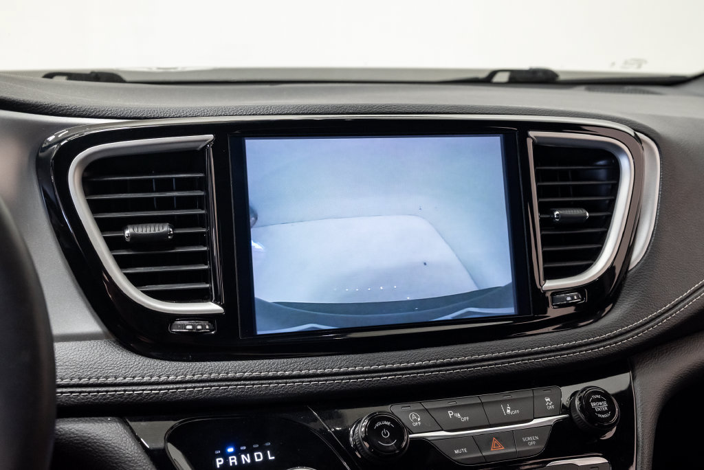 Used 2023 Chrysler Pacifica Touring FWD image 17